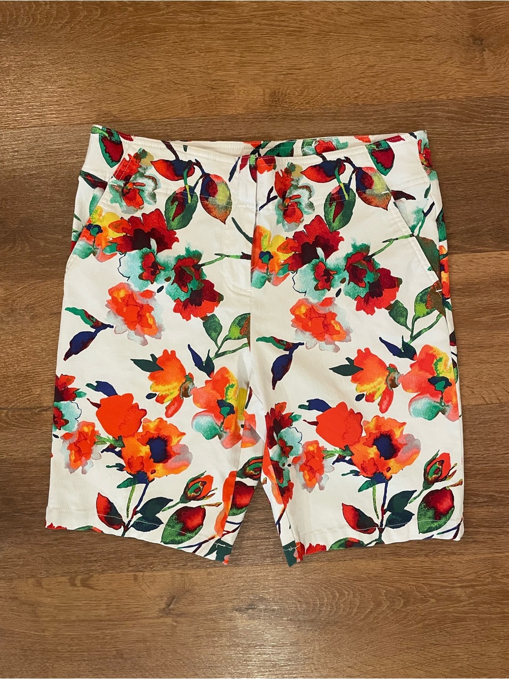 Izod Golf Women’s Floral Print Bermuda Shorts Size 10 White Orange Red Teal